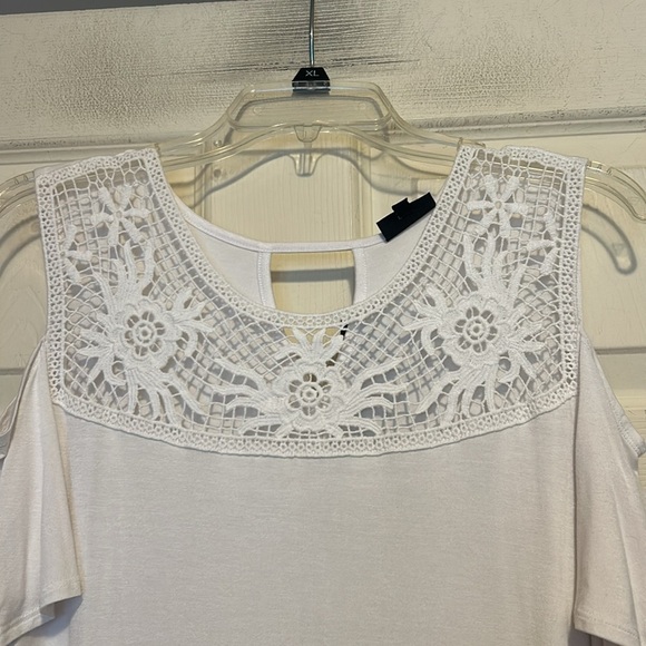 B.L.E.U. Cold Shoulder Top Size Medium NWT Women's White - Picture 2 of 8